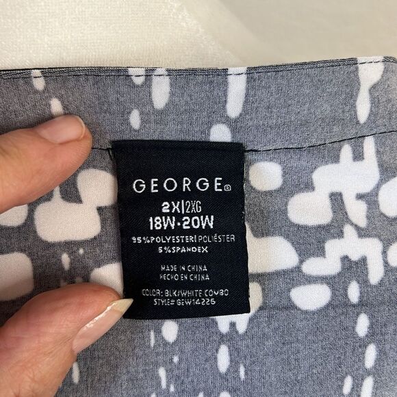 Women's George 3/4 Sleeve Black & White Abstract Patterned V-Neck Blouse - 2X - Picture 5 of 6